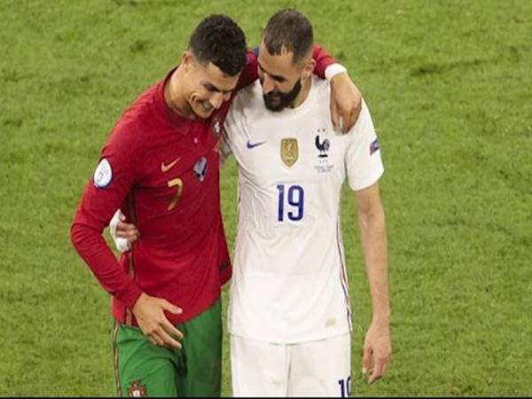 Bóng đá QT 24/6: Benzema và Ronaldo đổi áo ngay hiệp 1 Bóng đá QT 24/6: Benzema và Ronaldo đổi áo ngay hiệp 1